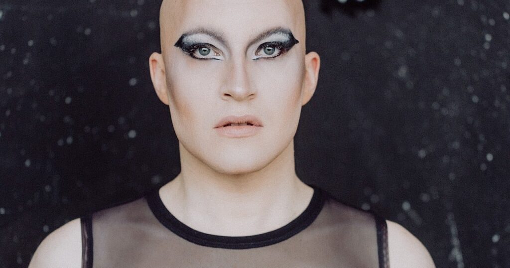 Leopold - Profilbild mit Make Up und Netzshirt